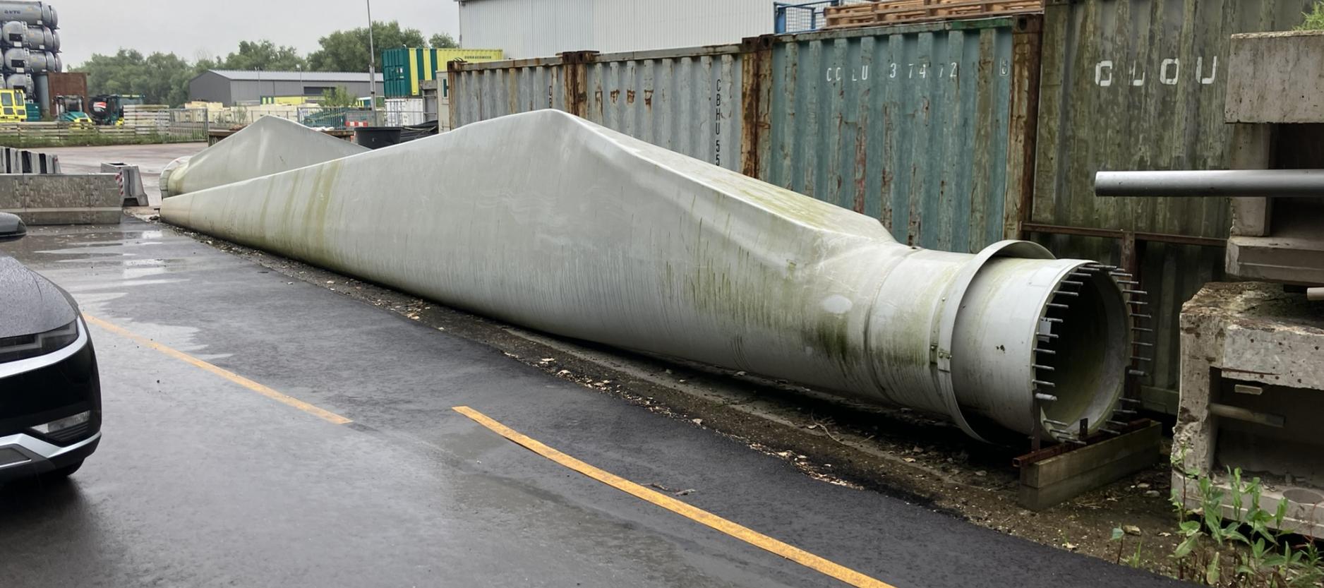 Windturbineblad ligt klaar om er een brug van te maken.