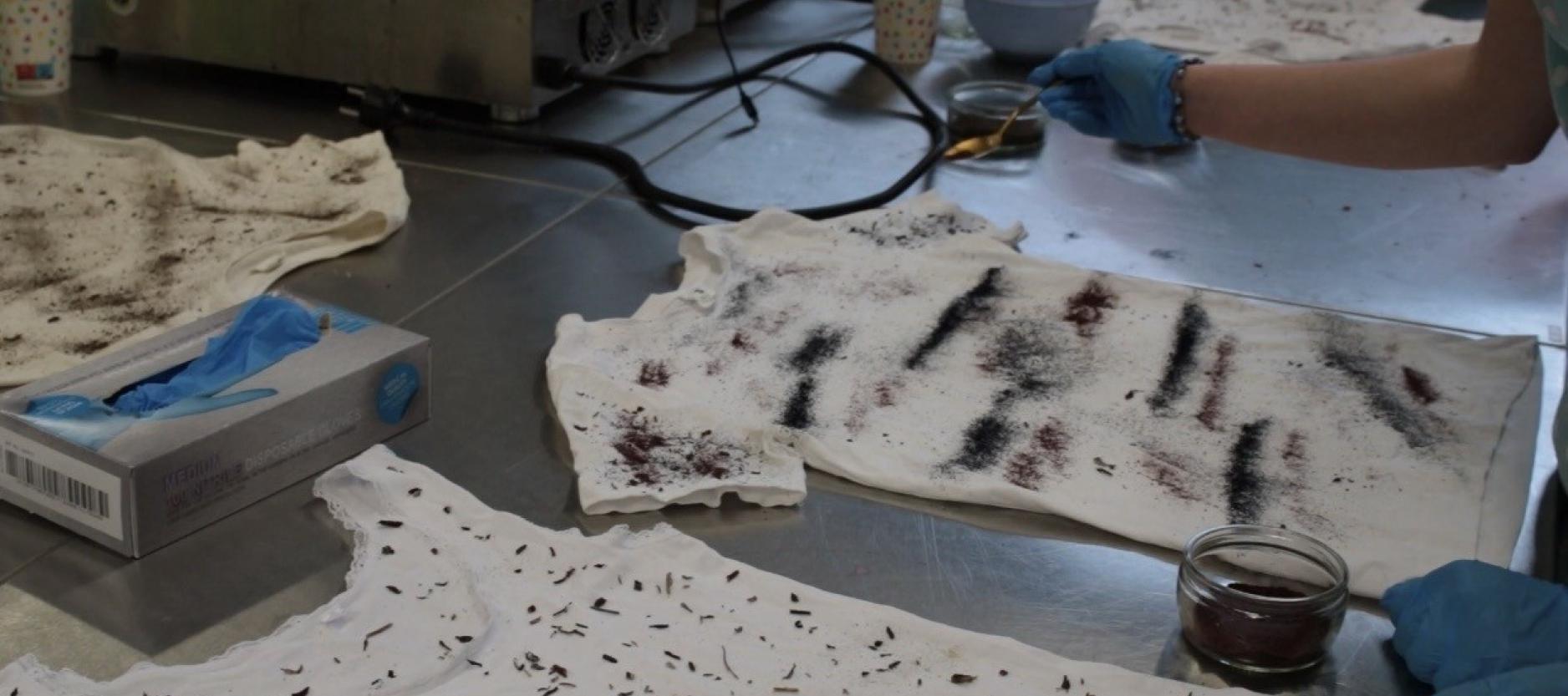 Een aantal witte kledingstukken worden gekleurd met de techniek natural dye.