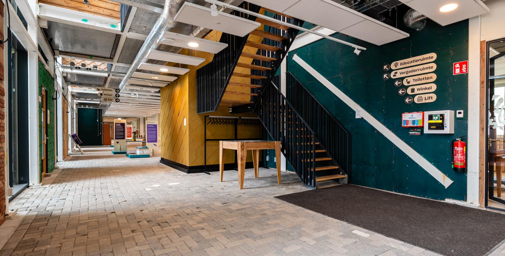Entree van circulair centrum De HER met zicht op de trap naar boven.